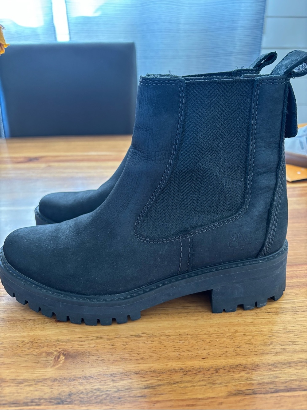 Timberland Women's Black Chelsea Lug Sole boots size 6